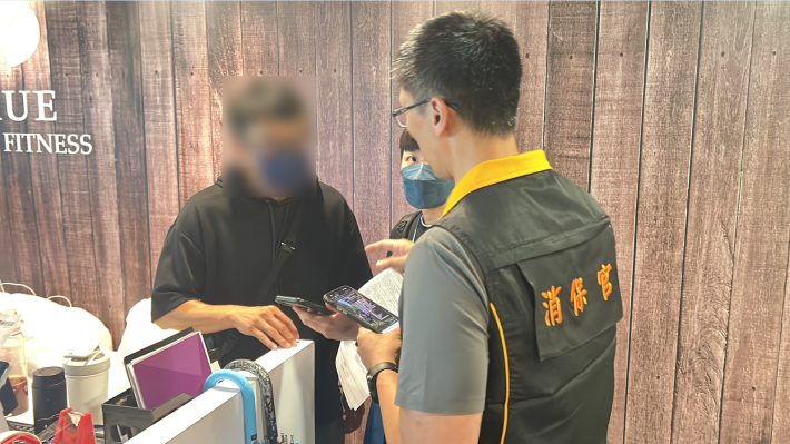 北市府消保官及體育局稽查全真瑜珈小巨蛋店現場畫面1(北市法務局提供)