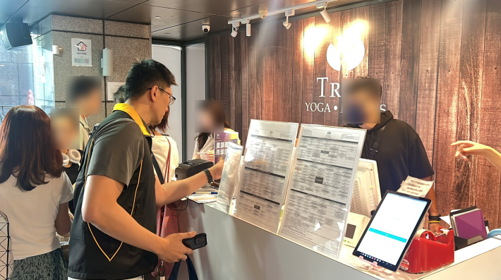 北市府消保官及體育局稽查全真瑜珈小巨蛋店現場畫面2(北市法務局提供)