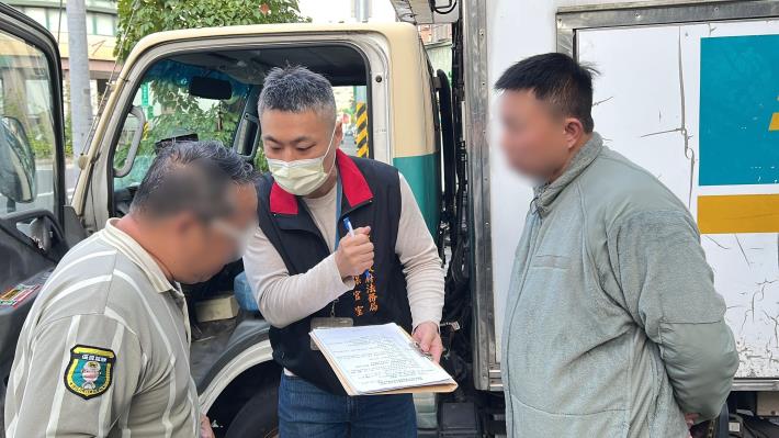 臺北市政府消保官聯合衛生局針對臺北市年菜、圍爐供應業者進行專案查核照片4(圖法務局提供)