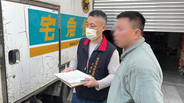 臺北市政府消保官聯合衛生局針對臺北市年菜、圍爐供應業者進行專案查核照片2(圖法務局提供)