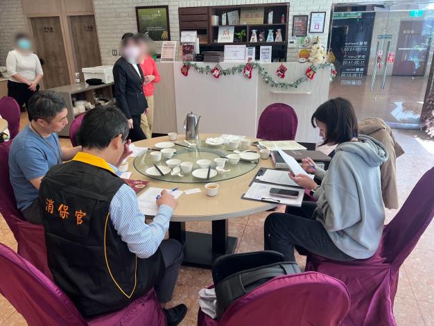 臺北市政府消保官聯合衛生局針對臺北市年菜、圍爐供應業者進行專案查核照片3(圖法務局提供)