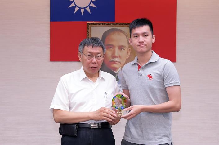 1080430_01_012_市政會議前頒獎_劉佳雯攝
