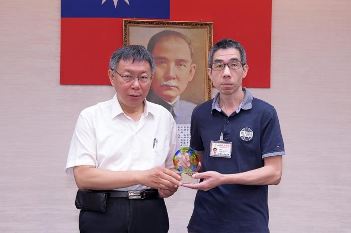 1080430_01_030_市政會議前頒獎_劉佳雯攝