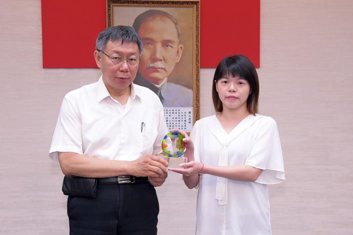 1080430_01_036_市政會議前頒獎_劉佳雯攝