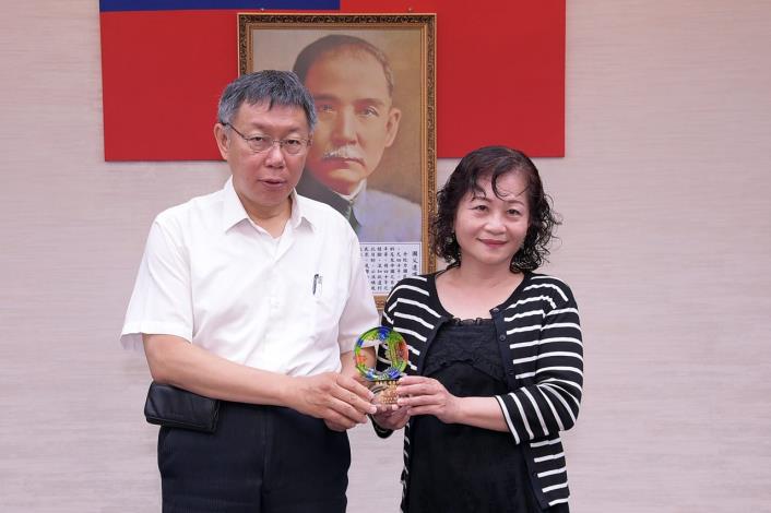 1080430_01_039_市政會議前頒獎_劉佳雯攝