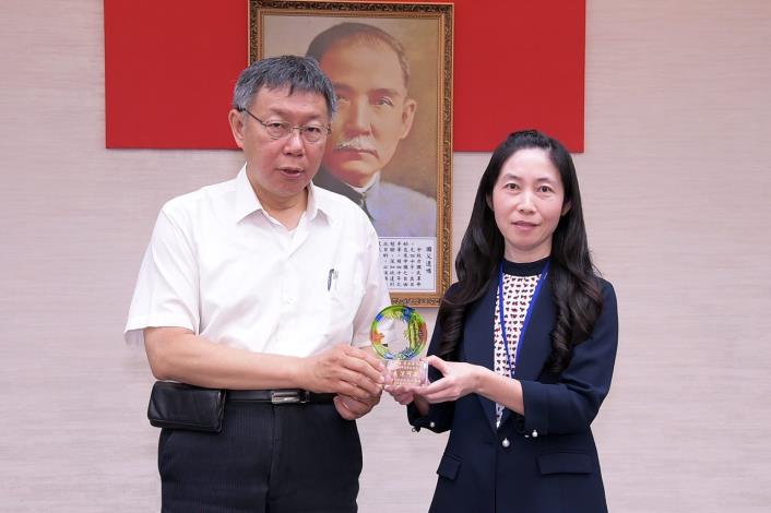 1080430_01_024_市政會議前頒獎_劉佳雯攝