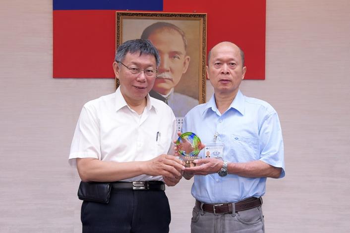 1080430_01_046_市政會議前頒獎_劉佳雯攝