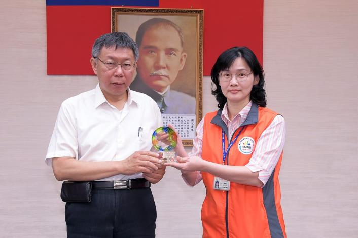 1080430_01_019_市政會議前頒獎_劉佳雯攝