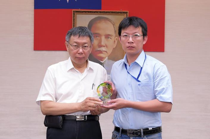 1080430_01_034_市政會議前頒獎_劉佳雯攝