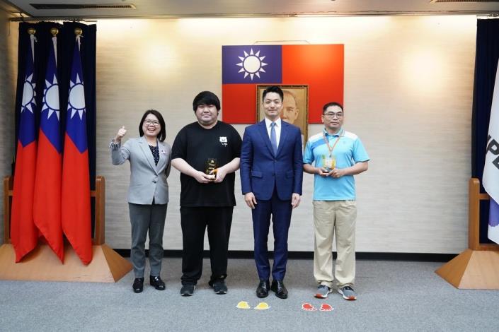 圖1社會局劉書廷科員(左2)、陽明教養院宋曜竹課長(右1)與市長、社會局姚淑文局長合照
