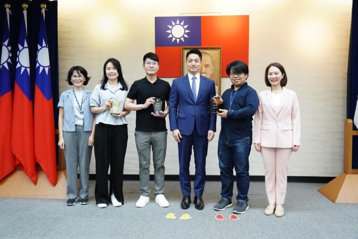 圖3  本府財政局潘昱至科員(左3)、稅捐稽徵處陳妍君股長(左2)、王怡人管理師(右2)與市長、財政局胡曉嵐局長、稅捐稽徵處黃薏庭處長合照