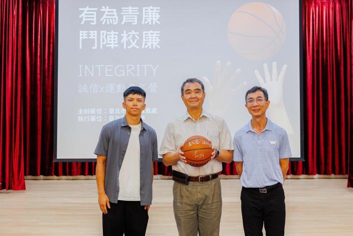 (由左至右)丁聖儒球員、高伯陽處長、洪俊岳副組長於簽署儀式合影