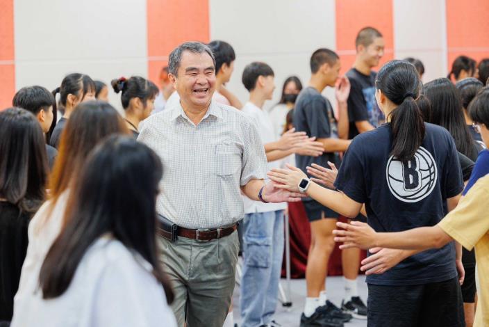 高伯陽處長與營隊學員擊掌入場