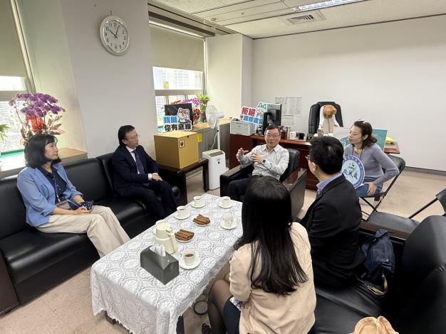 士林地檢署檢察長王以文（左二）於今(20)日拜會本處吳滄俯處長(左三)，針對反賄選及防制詐騙議題進行意見交流。