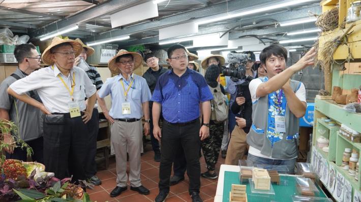 市長參觀農場24節氣活動之田間作物製作之手工藝品