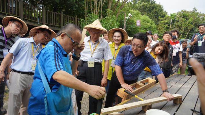 市長體驗拆回收棧板製作農耕箱