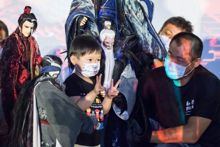 現場民眾與布偶合照