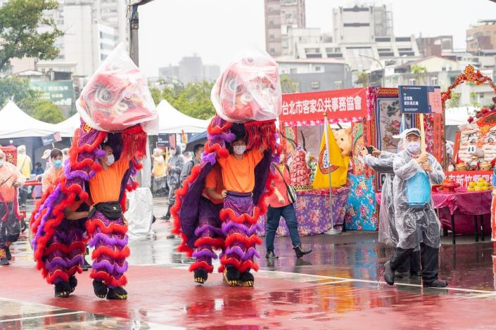 今年義民嘉年華雖天候不佳，但現場陣頭仍熱鬧滿滿