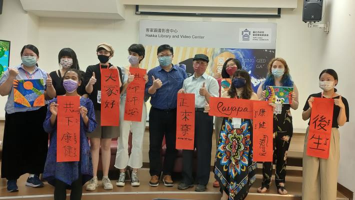 北市客委會今舉辦城南藝術青年工作坊成果發表會(左中主委徐世勲,右中工作坊共同主持人暨客籍國際藝術家趙文雄