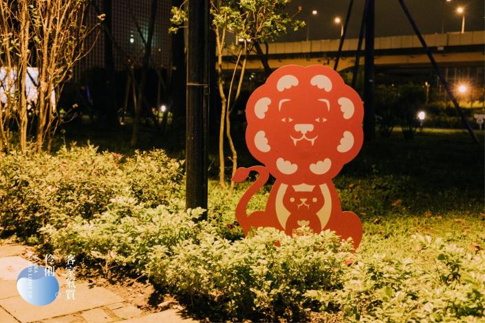 年獸元寶獅出現在客家燈區中！藝術家鋸子女孩以剪紙設計出吉祥角色「元寶獅」
