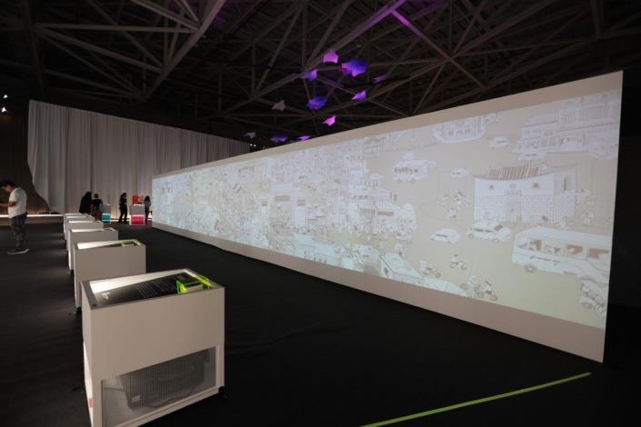特別打造長15公尺的動態影像牆，生動呈現客家人在臺北豐富多彩的生活足跡