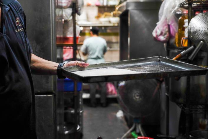 藝術家陳姿華的創作《豐食．面帕粄．彩霧》訪問美濃客家粄條傳統工法1_0