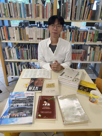 串流者江凱群赴法屬地大學圖書館收集大溪地華人客家文獻。_0