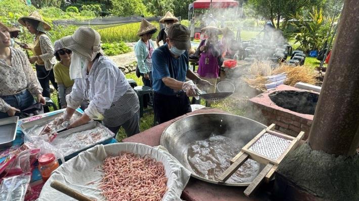 客家農場的田邊大灶設施，在這裡可以一邊收割一邊認識米食(米篩目)_0
