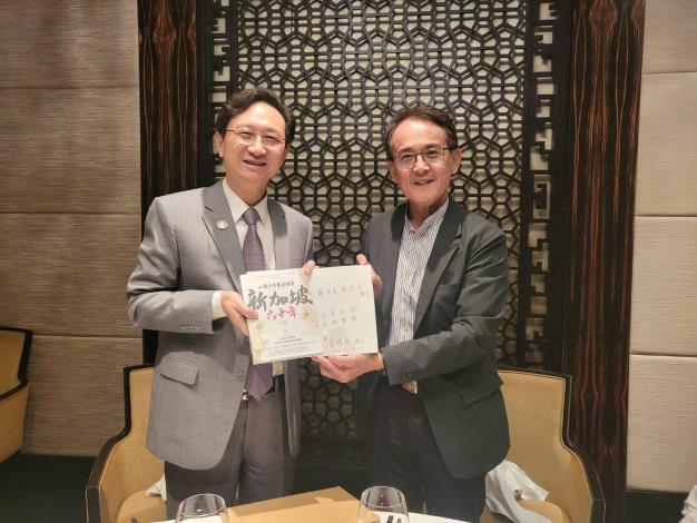 駐星代表童振源致贈新書《新加坡六十年》予北市客委會主委吳文德,強化臺星客家文化_0