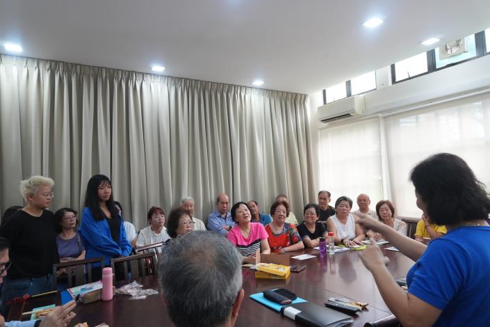 0830-交流團拜訪新加坡台灣客家同鄉聯誼會，參觀應和會館並體驗雙龍山歌謠課程。當地歌.JPG