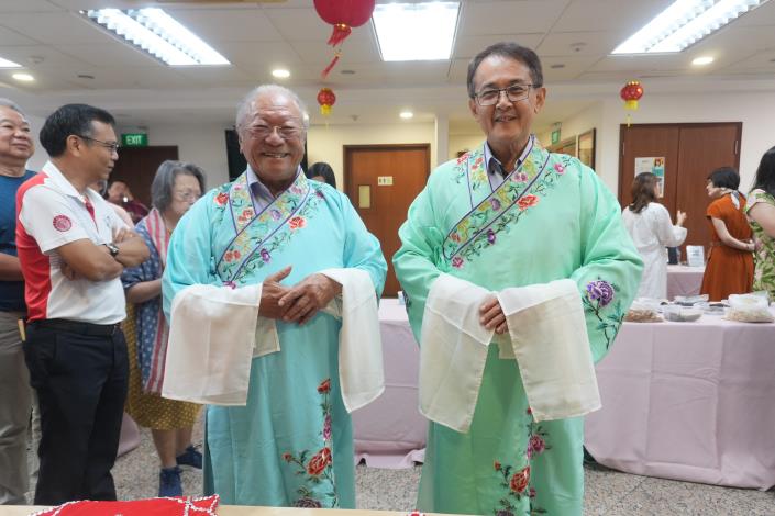 0829-吳文德主委與茶陽(大埔)會館會長一同體驗戲服。_0.JPG