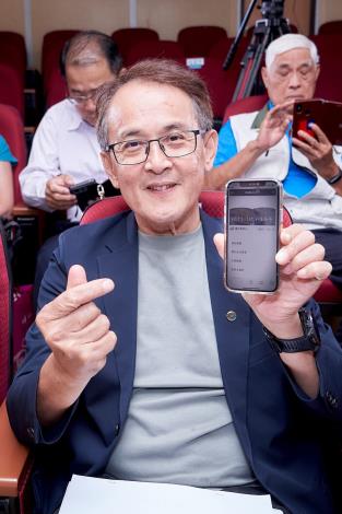 吳文德主委示範用手機也可以深入探索臺北客家數位知識庫_0