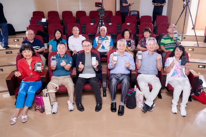 貴賓們一同用手機宣告臺北客家數位知識庫正式上線_0