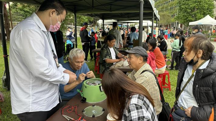2-5永續攤位指導民眾維修家電_0