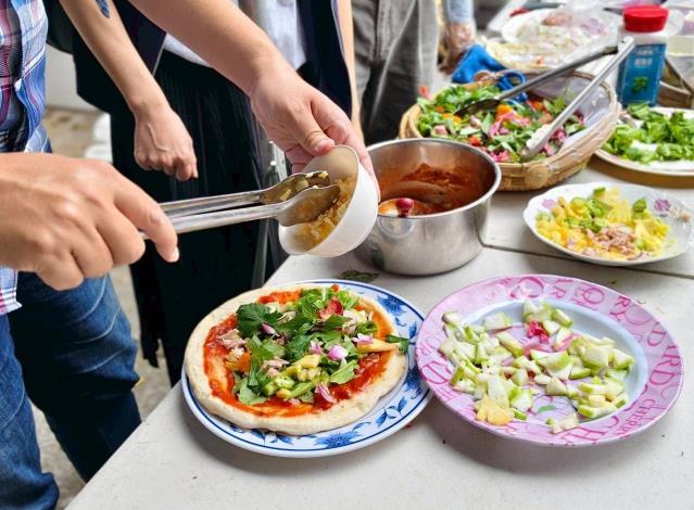 1-3民眾參與打開台北活動，製作鮮蔬Pizza