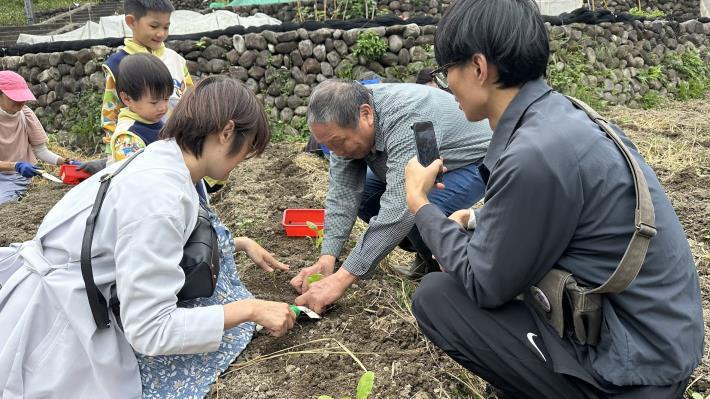 2-1農場義工指導民眾眾種大菜_0_0