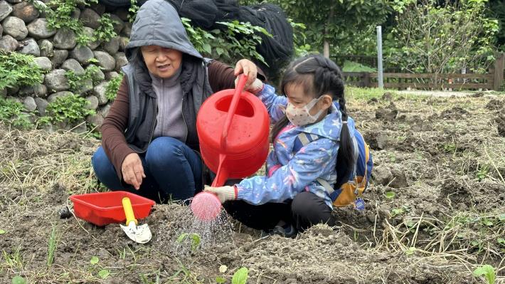 2-2農場義工指導民眾種大菜_0