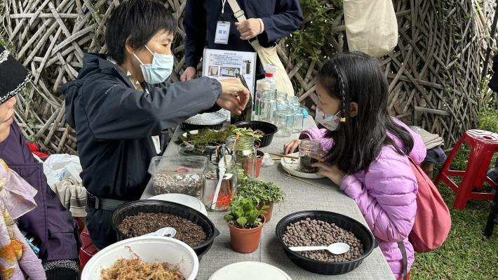 2-4淨零攤位指導孩子製作水耕盆栽_0_0