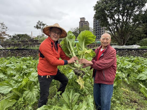 5-主委贈予耆老一株芥菜表達感謝_0