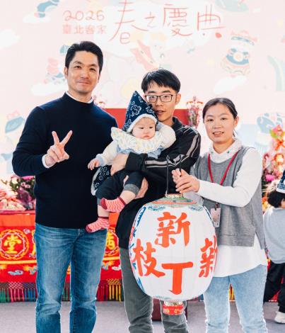 圖一：臺北市長蔣萬安與參與「新丁新枝祈福」的新生兒家庭合影，象徵城市希望傳承。