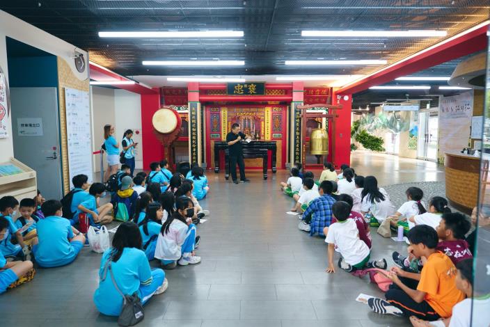 學生於臺北市客家文化主題公園進行園區導覽，透過褒忠義民等文化場域，認識客家信仰_0
