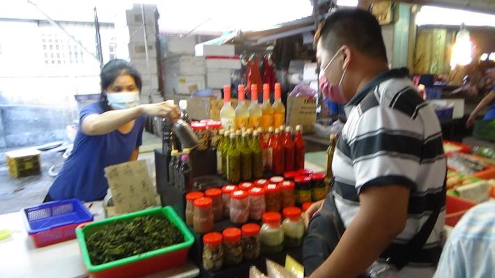 吉安鄉黃昏市場原住民野菜區攤商販售樹豆給民眾。