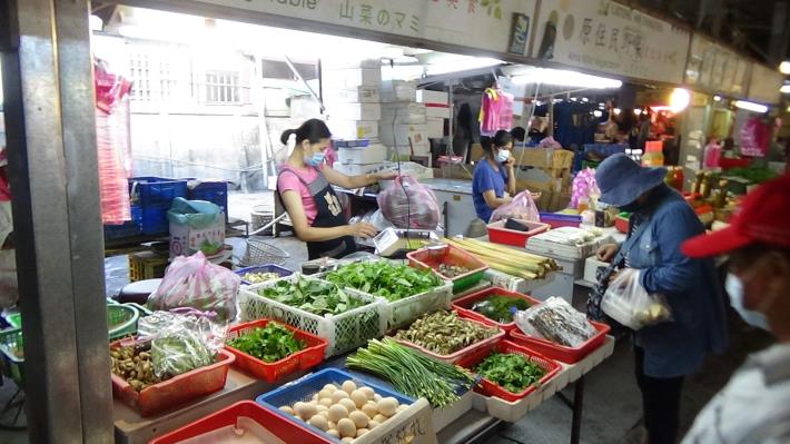 吉安鄉黃昏市場原住民野菜區攤位一景。
