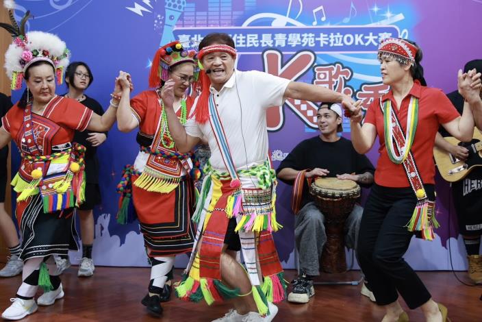 4.胡英昌及家人組成樂團精彩演出