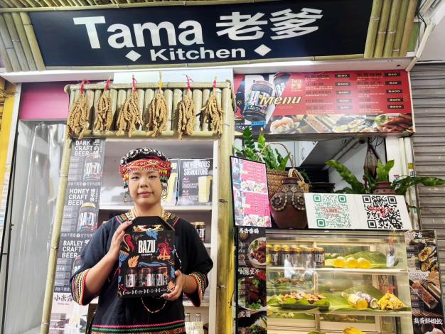 Tama老爹Kitchen計畫主持人田高慈展示商品