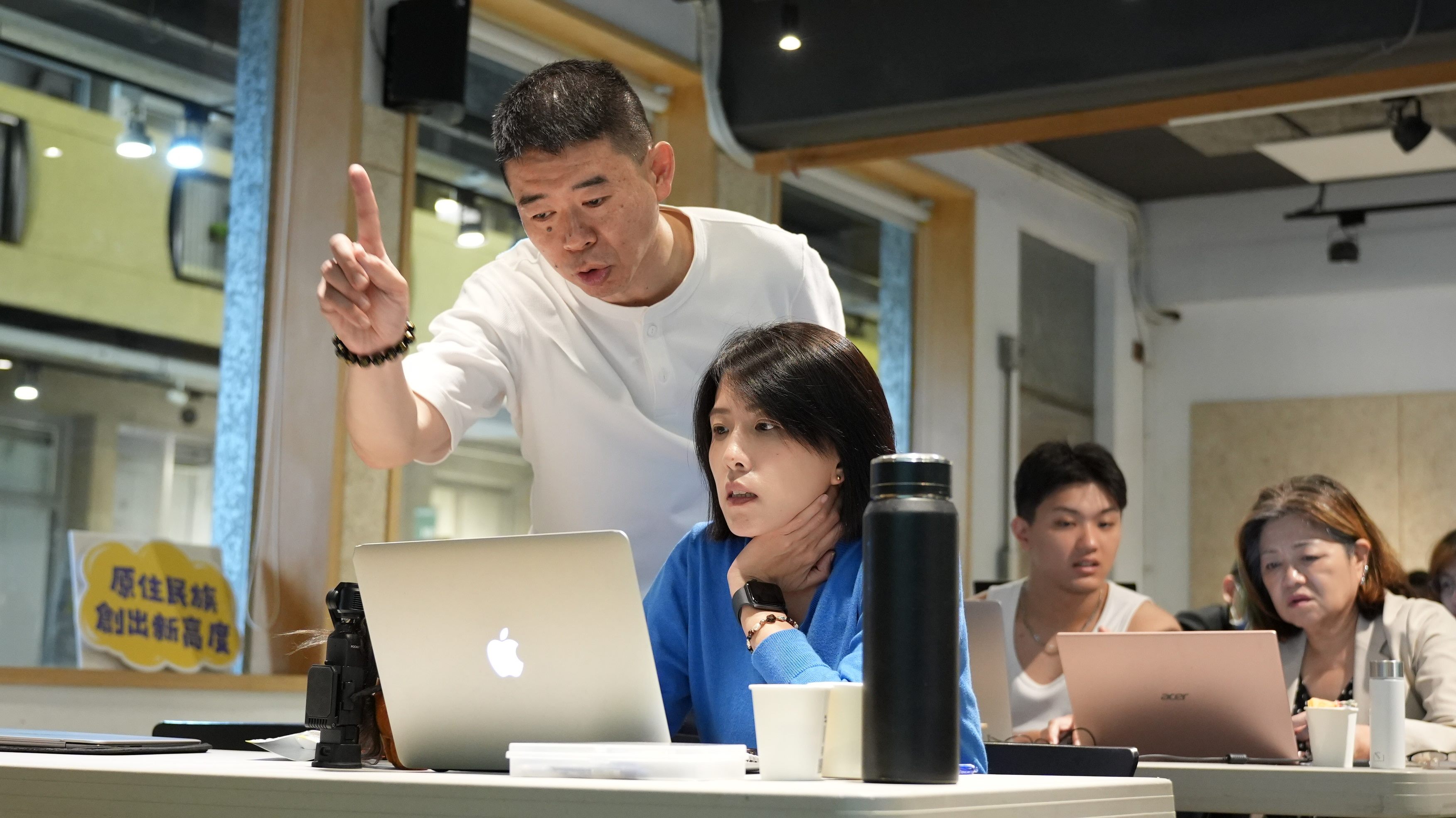 4.圖片說明課程講師進行學員個別實作輔導。.JPG