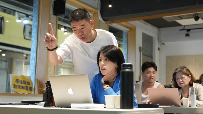 4.圖片說明課程講師進行學員個別實作輔導。.JPG