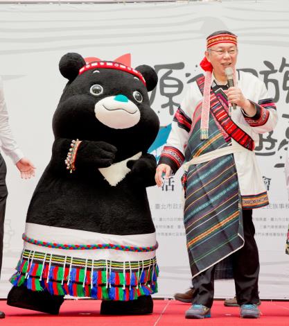 市長與吉祥物互動二