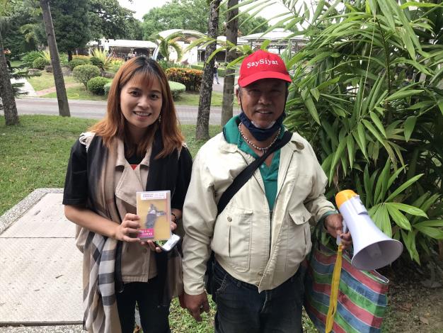 4.導覽活動有獎徵答，民眾喜獲原住民族紙雕筆記本。