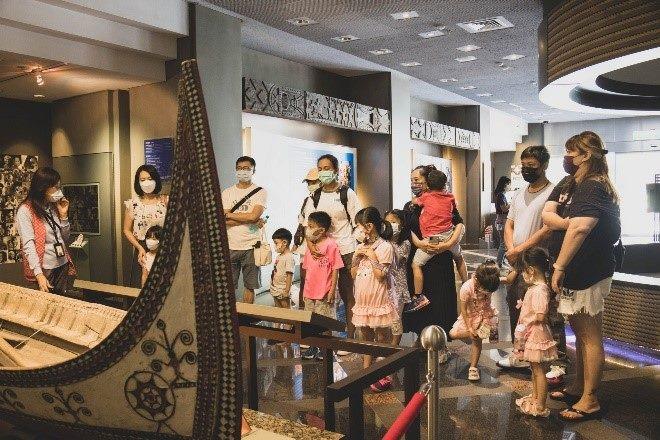 導覽員介紹雅美族拼板舟文化